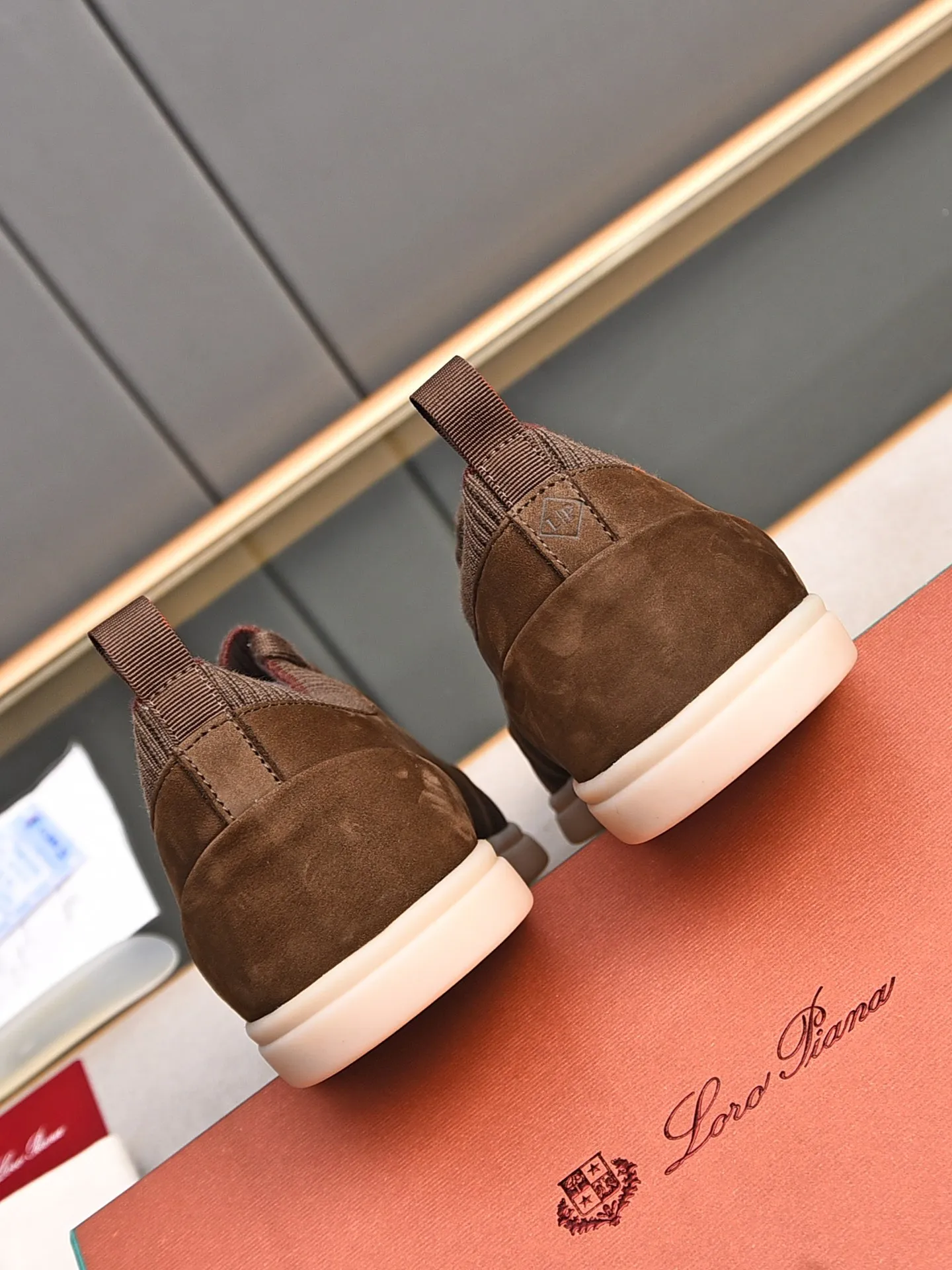 Men's Men's Shoes 💰500 LP's new product Loro Pian* 诺yo* Pianya Soho Walk These casual shoes and loafers are made of first-layer small nubuck cowhide. The texture is light, soft and comfortable. The mouth and tongue are decorated with high-density two-color knitting. The heel is decorated with a Kummel-colored original webbing pull-loop, which presents a unique three-dimensional effect. The unique version narrows slightly in the middle, and is decorated with details of the same material as shoelace eyelets. The original open-molded lightweight TPU rubber sole and spikes enhance traction and stability, and are full of modern aesthetic functional details. The rear is equipped with a cushion pad to enhance wearing comfort. It is sold in a complete package at the counter and is available in multiple colors!  Standard counter code number: 38～44# (45 customized)